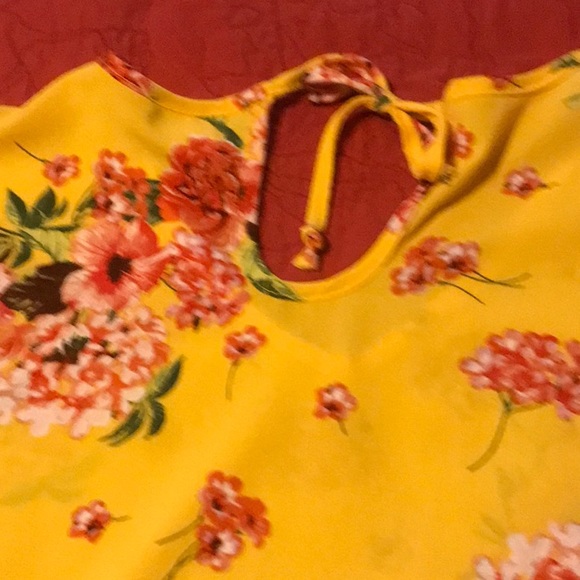 OMT Fashions yellow flowered top 1x - Picture 2 of 4